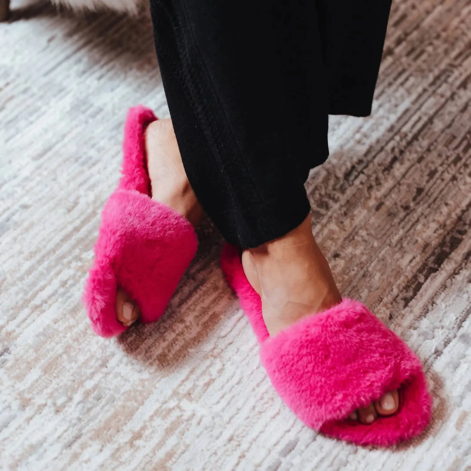 Women's Averie Faux Fur Slipper In Hot Pink